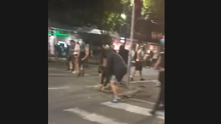 Blokaderi gađaju policiju kamenjem i lome ulicu! Haos u centru Beograda, divljanje ne prestaje