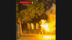 Blokaderi krenuli na policiju! Baklje, dim i brutalni napadi na kordone usred Beograda (VIDEO)