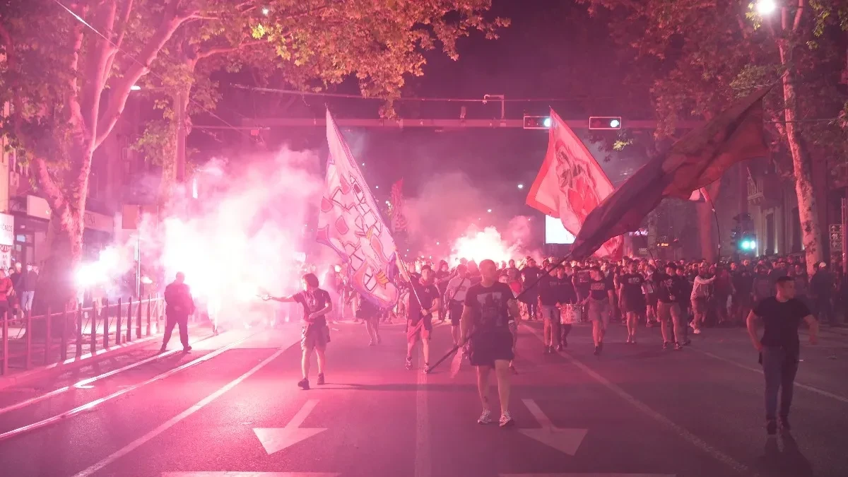 Navijači i fudbaleri Zvezde proslavili duplu krunu kod "Pobednika"