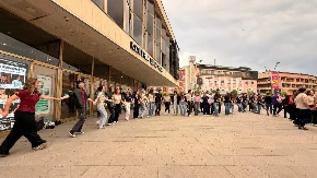 Trubači grme, kolce se igra u centru grada: Fenomenalne slike iz Čačka - gimnazijalci sjajnom žurkom proslavili kraj školske godine 