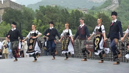 Kakva lepota i ponos! Nacionalni ansambl Kolo nastupa na Kineskom zidu (FOTO/VIDEO)