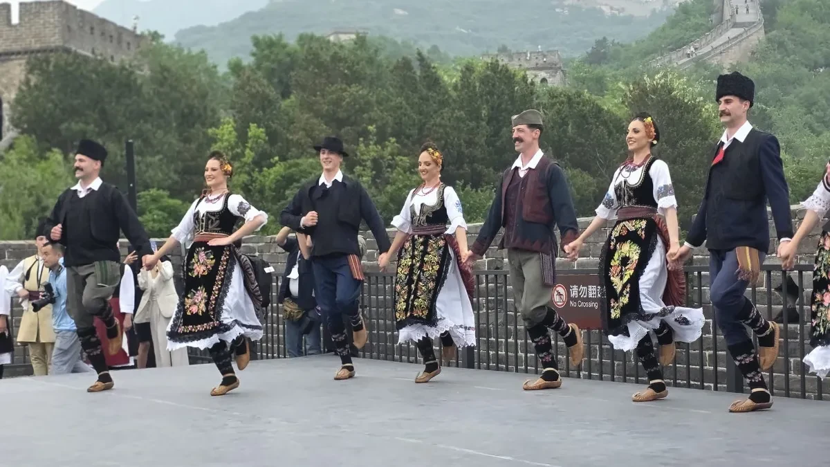 Kakva lepota i ponos! Nacionalni ansambl Kolo nastupa na Kineskom zidu (FOTO/VIDEO)