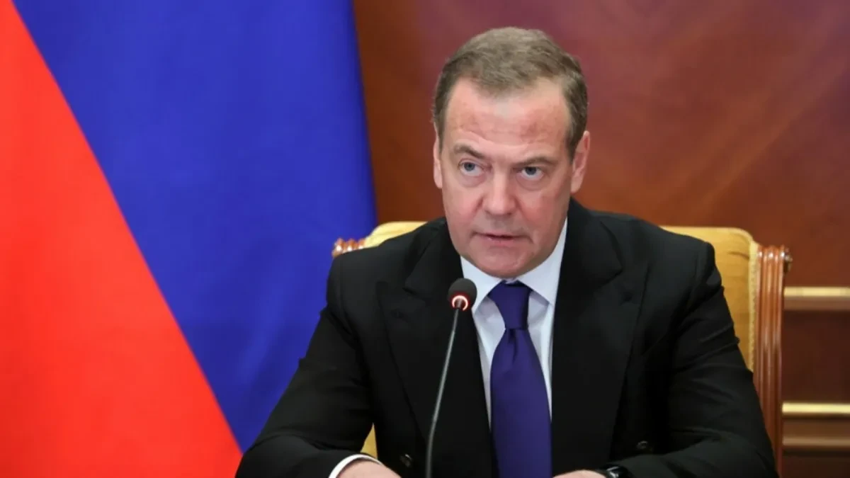 "Neka sve gori plavim plamenom!" Medvedev na najbrutalniji način zapretio Kijevu nakon napada na internat u Starobeljsku