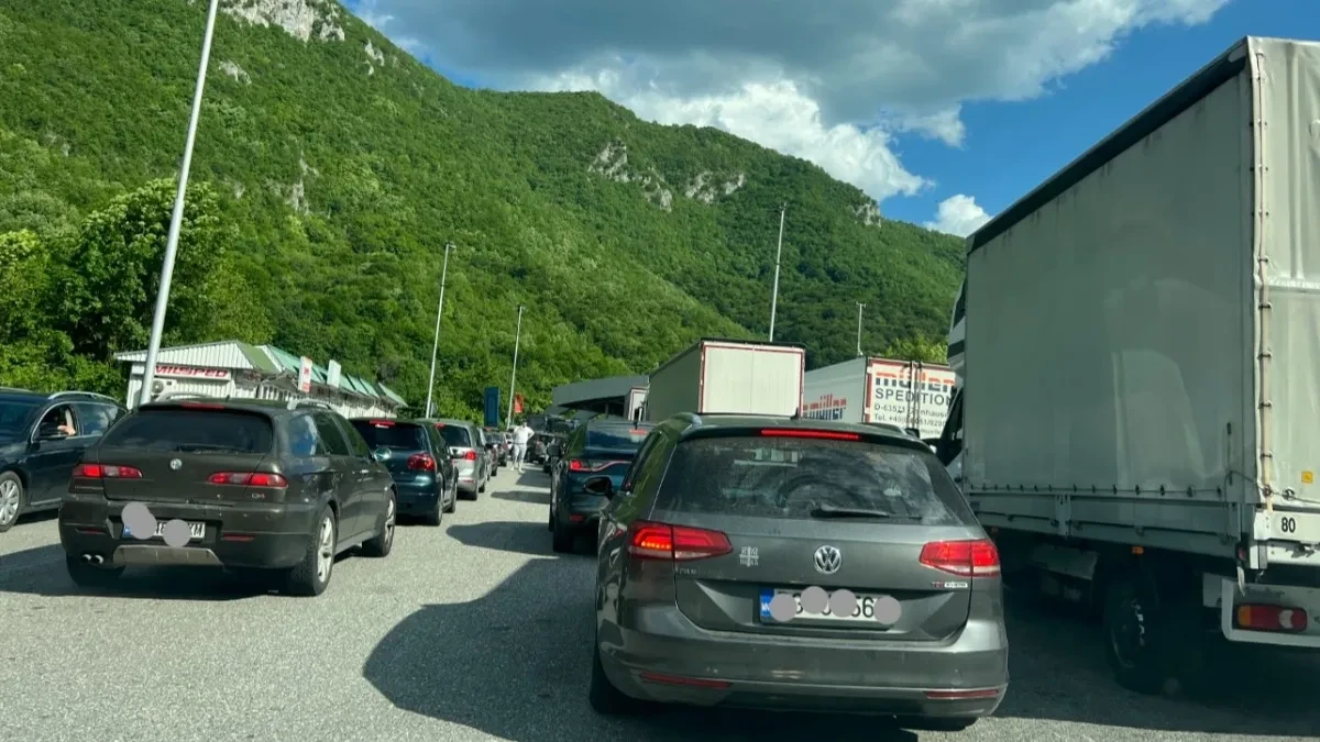 Kolaps na granici sa Crnom Gorom! Kilometarska kolona ne mrda satima (FOTO)