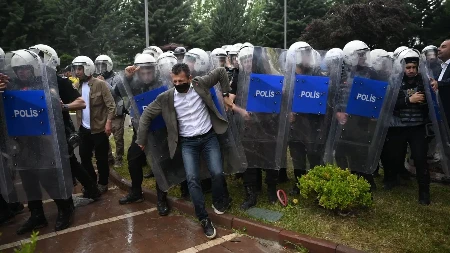 "Napadnuti smo" Dramatičan snimak iz Turske: Policija baca suzavac, formiraju se barikade, haos na ulicama!