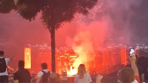 Nezapamćeno divljaštvo i napad na policiju! Žena vitla šipkom i obara kontejnere (VIDEO) 