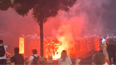 Nezapamćeno divljaštvo i napad na policiju! Žena vitla šipkom i obara kontejnere (VIDEO) 