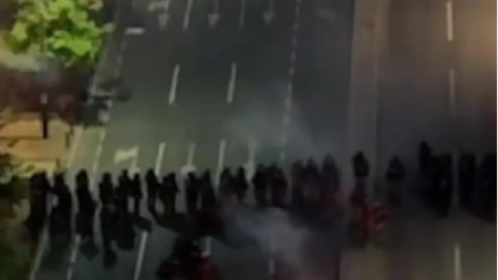 Snimak koji je zapalio Srbiju! Gledajte kako blokaderi divljački napadaju policijske kordone 