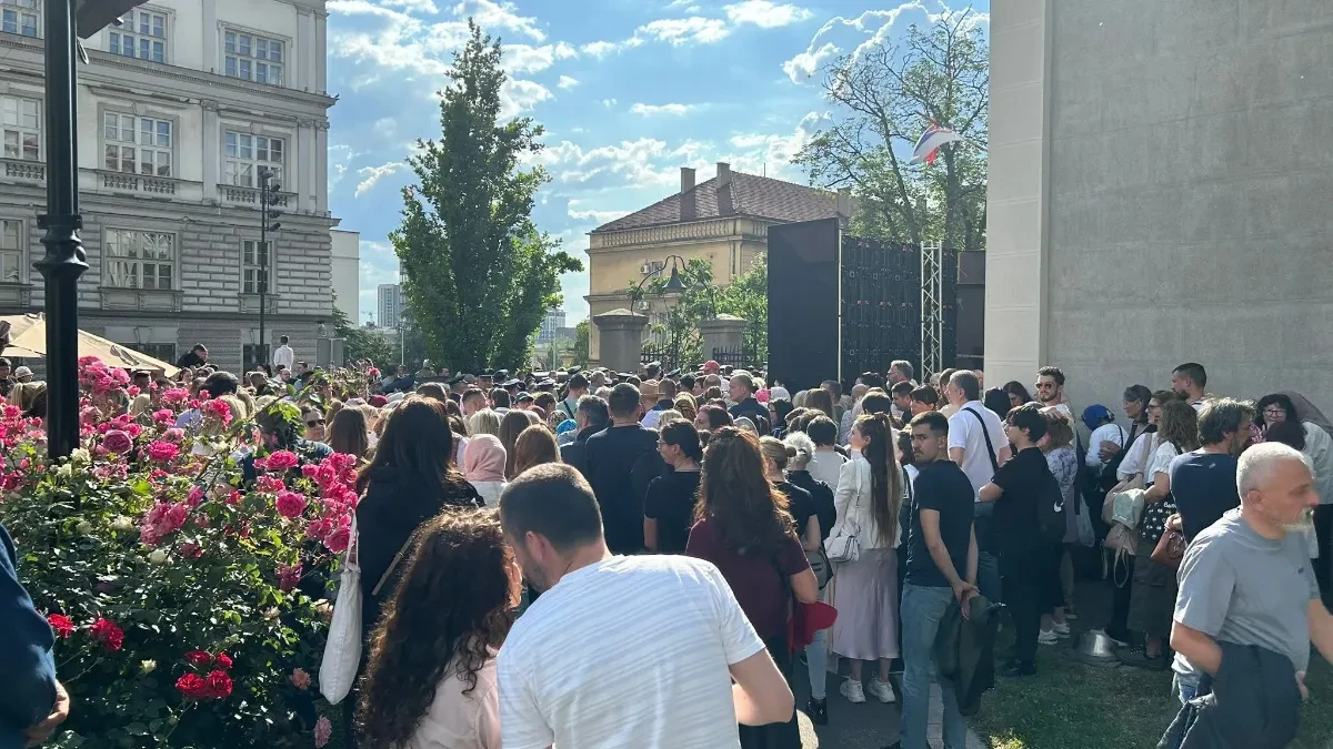 Građani u Beogradu čekaju po nekoliko sati u redu, ne pada im teško: "Ja bih čekala i 10 sati, to se ne događa tako često" 