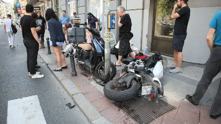 Prvi snimci sa lica mesta: Automobil oborio dva motora i prolaznike - ljudi leže po ulici! (FOTO+VIDEO)