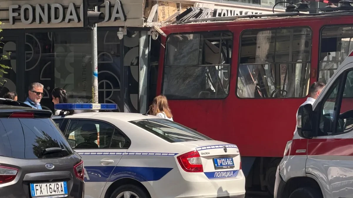 Dete (2) povređeno u nesreći na Dorćolu: Tramvaj se zabio u zgradu, ljudi u panici iskakali kroz prozore!