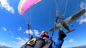 Avion se zakucao u ženu i pocepao joj padobran! Kamera snimila jeziv trenutak udara iznad Alpa (VIDEO)