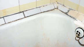 Svi će mislili da ste je prefarbali koliko će se beleti: Kako očistiti kadu, ovo sredstvo iz kuhinje skida sve
