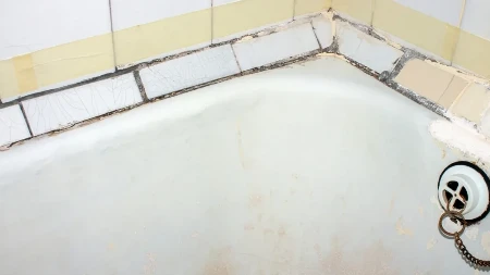 Svi će mislili da ste je prefarbali koliko će se beleti: Kako očistiti kadu, ovo sredstvo iz kuhinje skida sve