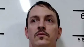 Majci je odrubio glavu, pa go sačekao policiju! Napisao je jezivu poruku pa je pojeo