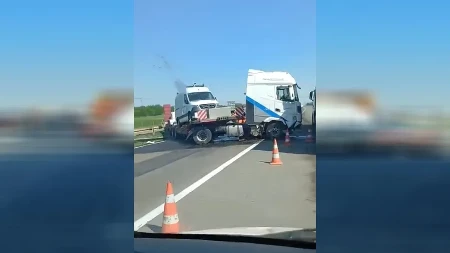 Prve slike udesa kod Požarevca: Šleper probio ogradu, u toku uklanjanje sa puta