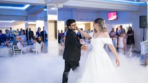 Na venčanju je sve delovalo normalno, a onda je najavljen prvi ples mladenaca Gosti su bili u potpunom šoku kad su ih videli