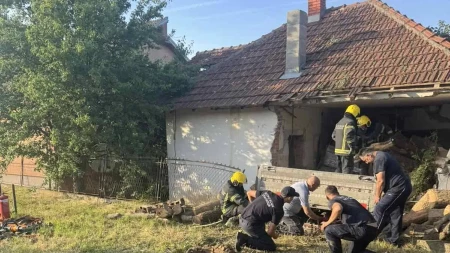 Kamion se zabio u kuću, stradao suvozač: Nesrećnog momka izvlačili meštani
