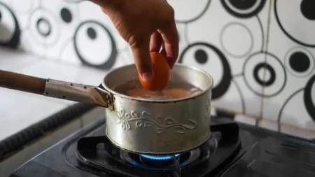 Stara bakina caka koja nikad ne izneveri domaćice: Evo kako skuvati jaja da ne puknu