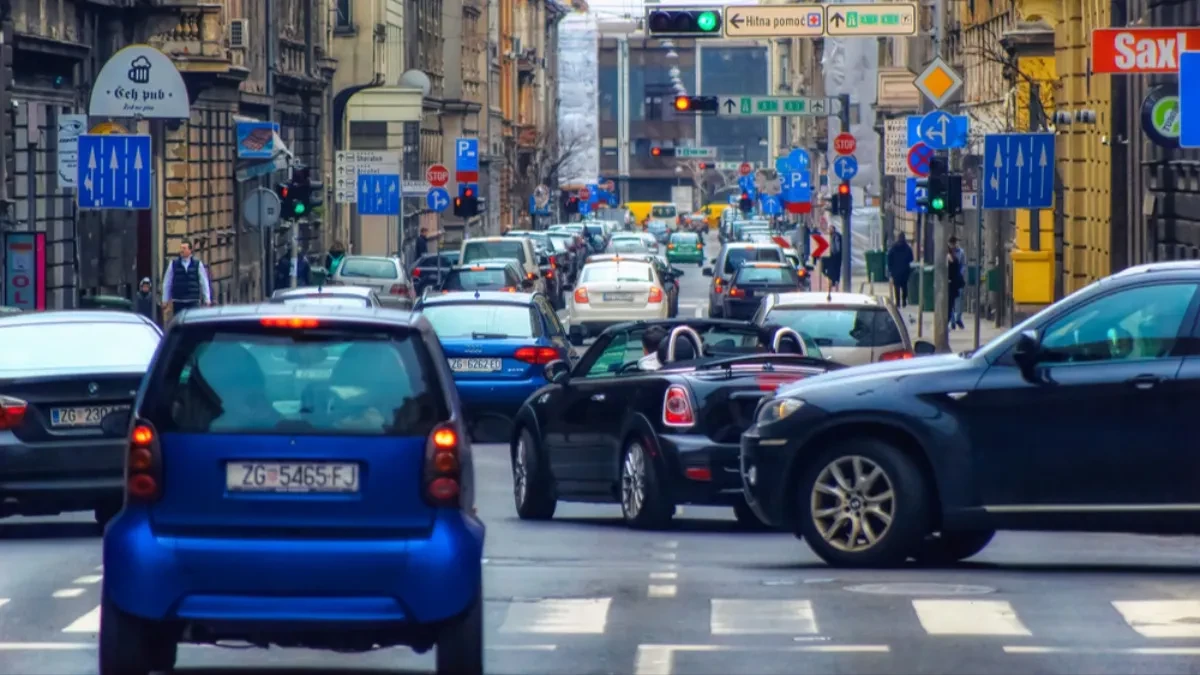 Muškarac napravio haos na ulici: Skakao po automobilima i bacao se po putu, ovako je savladan (VIDEO)