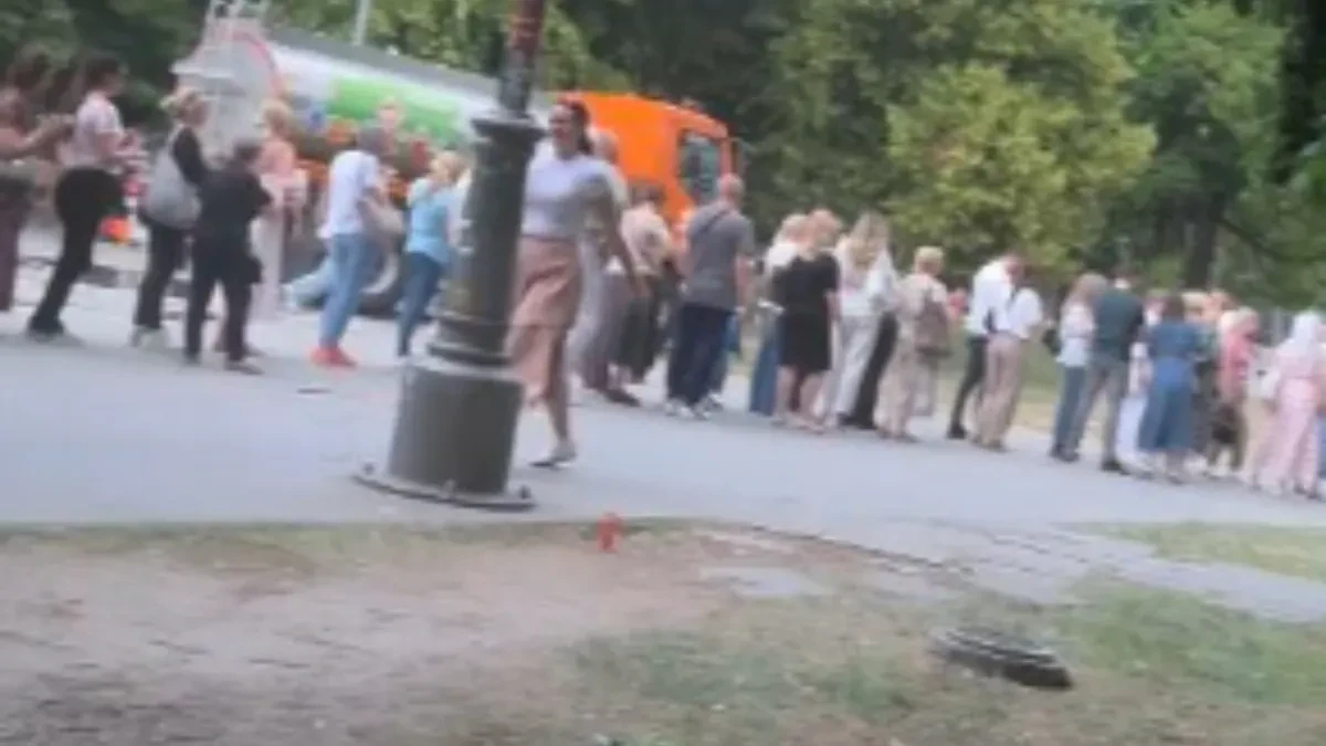 Žena pevača se poklonila časnom pojasu Presvete Bogorodice! Emotivan prizor ispred Hrama Svetog Save 