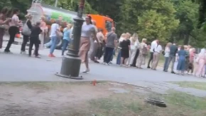 Žena pevača se poklonila časnom pojasu Presvete Bogorodice! Emotivan prizor ispred Hrama Svetog Save 