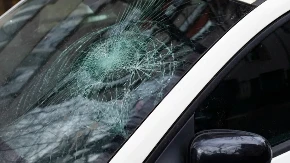 Poznato ko je mladić koji je napravio haos na ulici: Skakao po automobilima i oštetio ih (VIDEO)