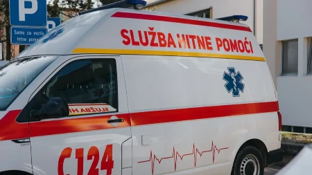 Poginuo mladić (20), dvoje tinejdžera teško povređeno: Golfom se zakucali u ogradu dvorišta