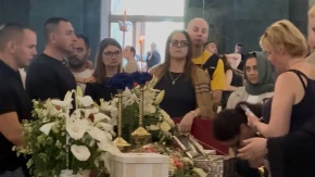 I mame sa bebama ispred Hrama, čekaju da celivaju Pojas Presvete Bogorodice
