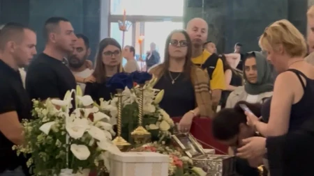 I mame sa bebama ispred Hrama, čekaju da celivaju Pojas Presvete Bogorodice
