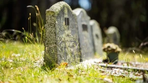 Mračna tajna sahrana u Srbiji: Evo zašto ljudi bacaju zemlju u grob i izgovaraju „laka mu crna zemlja“