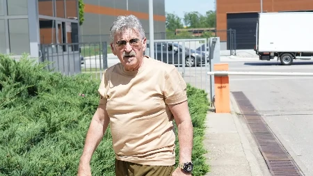 "Dobro je da ima glavu"Bosanac napravio haos ispred Pinka zbog naše pevačice, uleteo u studio kao razjareni bik! (FOTO)