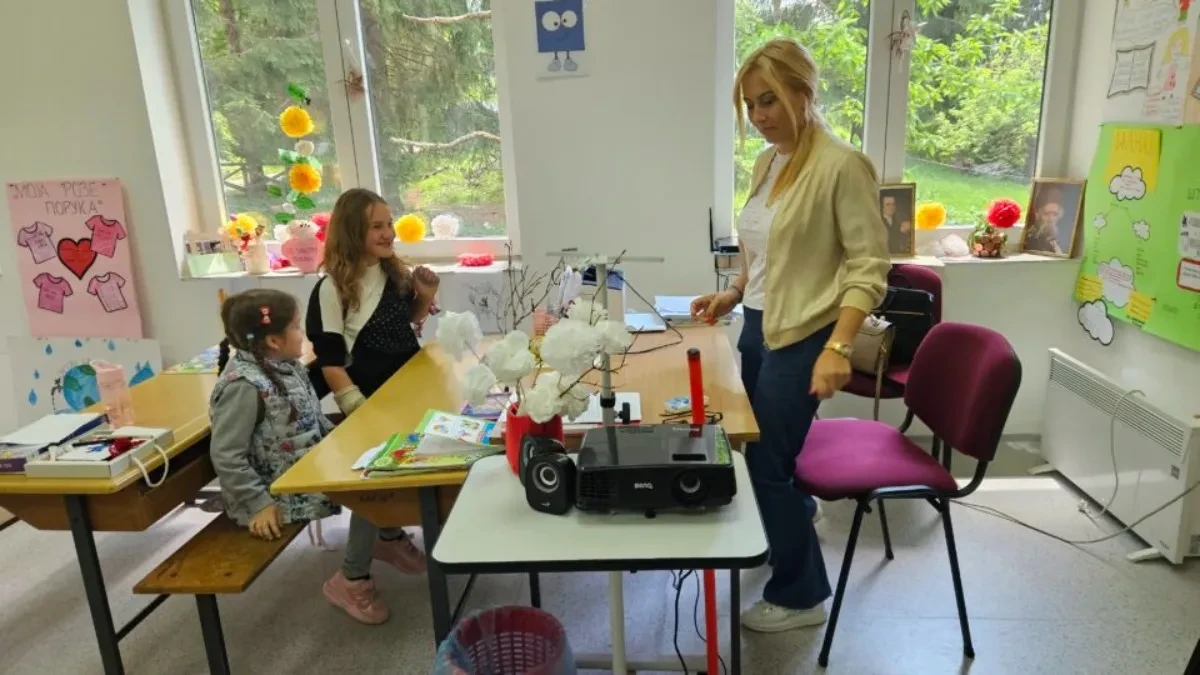 Devojčica sama čuva školu: Elena je jedini đak u selu, a od septembra joj stiže društvo