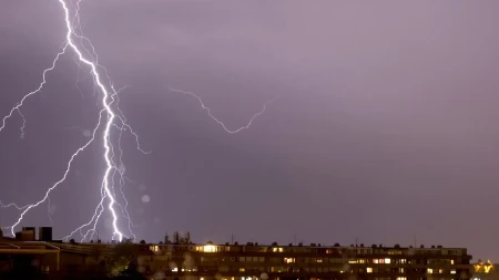 Superćelijske oluje prete Srbiji: Meteorolozi upozoravaju na opasne nepogode posle tropskih vrućina