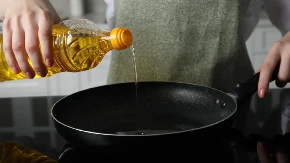 Ne radite ovo više: Većina ljudi ne zna da li se tiganj greje pre ulja – i zato im sve izgori!
