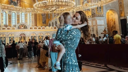 "Imate veliki naklon od mene" Žena Nikole Rokvića sa ćerkom celivala Pojas Presvete Bogorodice u Hramu Svetog Save! (FOTO)