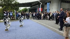 Vučić u Kini: Predsednik Srbije obilazi Mint, roboti opleli kolo! Mladi Srbe već uče u Kini! (VIDEO)