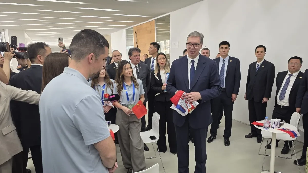 Vučić se obratio iz Kine: Predsednik obilazi Mint, ovde uči stotine mladih Srba! Roboti opleli kolo!  (VIDEO)