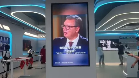 Detalji iz fabrike robota u Kini: Na ekranu se vrte ove Vučićeve reči! (VIDEO)