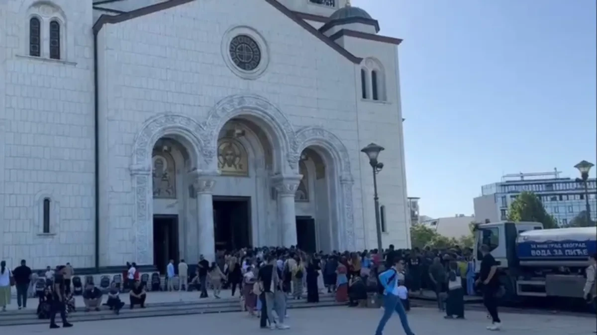 "Ne pada nam teško, svi živimo za ovo!" Građanka od pet ujutru čeka da se pokloni Pojasu Presvete Bogorodice, redovi su kilometarski