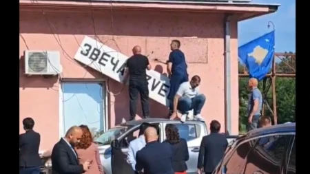 Sramno! Sa železničkih stanica u Zvečanu i Leposaviću uklonjene ćirilične table (VIDEO)
