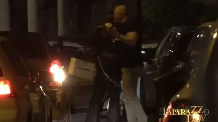 Desingerica uhvaćen sa zgodnom plavušom! Kamera uhvatila i poljubac