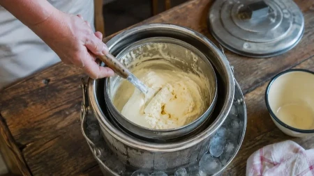 Pravile su ga naše bake bez aparata i aditiva: Ovaj domaći sladoled ima ukus detinjstva