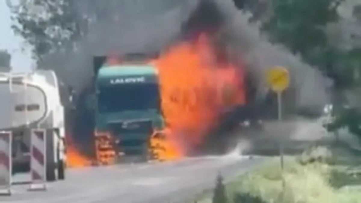 Buktinja na putu: Zapalio se šleper između Sivca i Kljajićeva (FOTO+VIDEO)