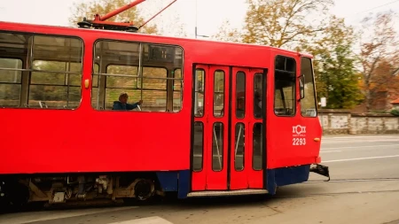 Haos na Bulevaru kralja Aleksandra: Sudarili se tramvaj i putničko vozilo