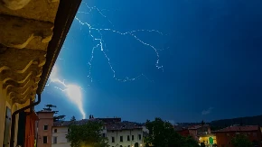 Nosite tempiranu bombu sa sobom! Hitno upozorenje meteorologa: Tokom grmljavine nikako ovo! 