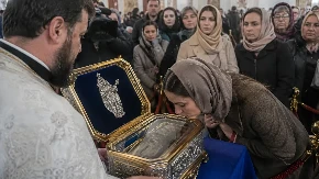 Evo gde ide sav novac! Vernici ostavili velike priloge tokom poklonjenja Pojasu Presvete Bogorodice, iguman Vatopeda doneo odluku!