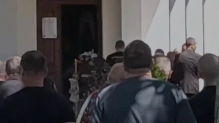 Sin se kroz suze oprostio od oca! Potresne scene na sahrani Aleksandra Nešovića