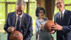 Izuzetno poštovanje za predsednika! Vučić dao autogram, naučio kineske reči i dobio carski poklon