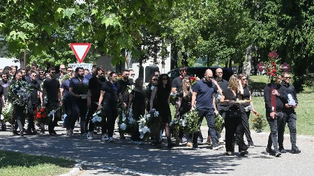 Bajin sin držao govor nad očevom rakom! Veliki broj prijatelja oprostio se od ubijenog Aleksandra Nešovića (52)